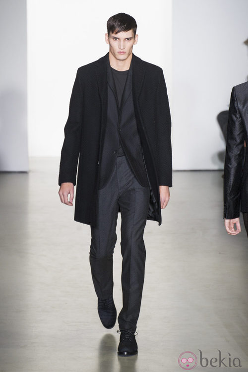 Traje negro con abrigo de Calvin Klein en la Semana de la Moda de Milán otoño/invierno 2013/2014