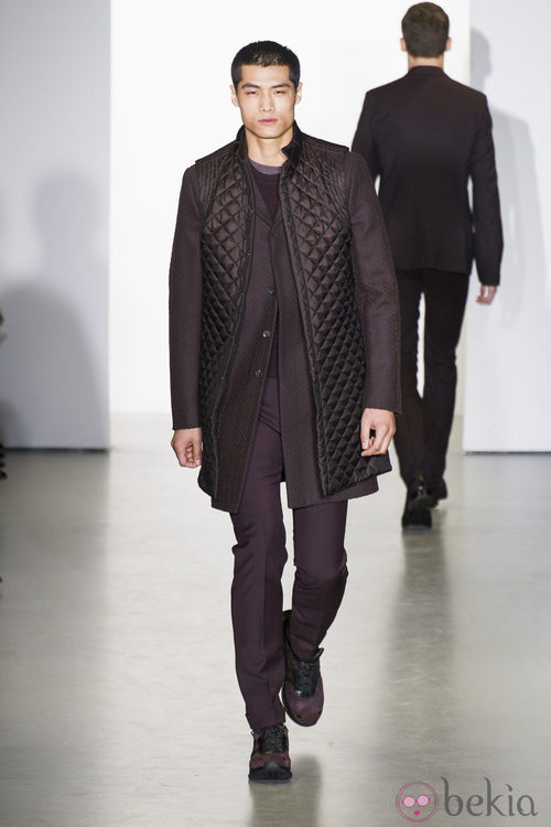 Abrigo granate para hombre de Calvin Klein en la Semana de la Moda de Milán otoño/invierno 2013/2014