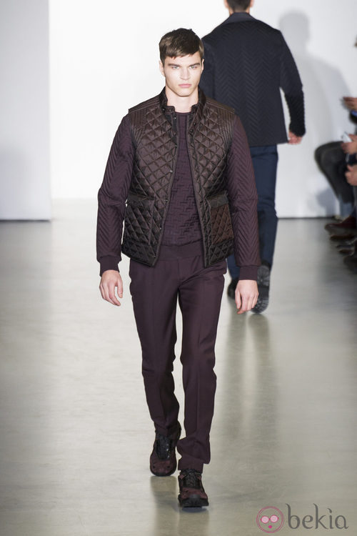 Trenca acolchada granate para hombre de Calvin Klein en la Semana de la Moda de Milán otoño/invierno 2013/2014