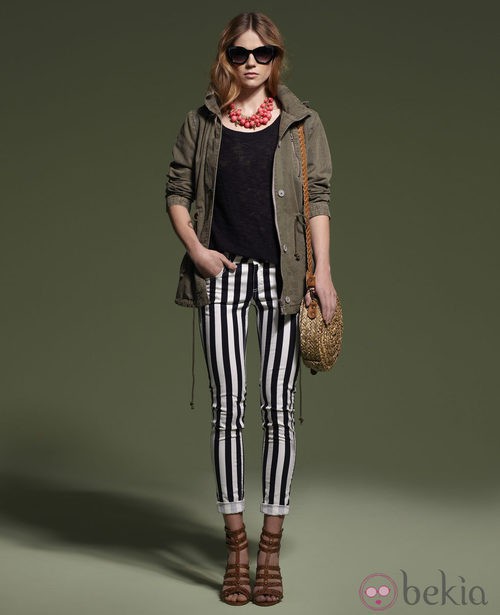 Pantalón de rayas y chaqueta militar de la colección primavera 2013 de Suiteblanco