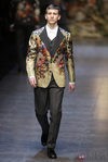 Traje floral de la colección otoño/invierno 2013/2014 de Dolce & Gabbana en la Semana de la Moda Masculina de Milán