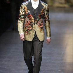 Traje floral de la colección otoño/invierno 2013/2014 de Dolce & Gabbana en la Semana de la Moda Masculina de Milán