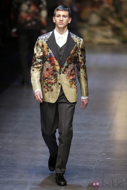 Traje floral de la colección otoño/invierno 2013/2014 de Dolce & Gabbana en la Semana de la Moda Masculina de Milán