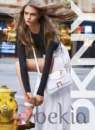 Look en blanco y negro de la colección primavera 2013 de DKNY con Cara Delevingne