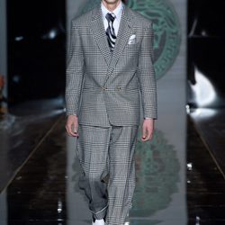 Traje de cuadros de la colección otoño/invierno 2013/2014 de Versace en la Semana de la Moda Masculina de Milán