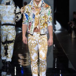 Colorido traje de la colección otoño/invierno 2013/2014 de Versace en la Semana de la Moda Masculina de Milán