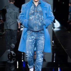 Look denim de la colección otoño/invierno 2013/2014 de Versace en la Semana de la Moda Masculina de Milán