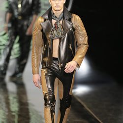 Cuero en la colección otoño/invierno 2013/2014 de Versace en la Semana de la Moda Masculina de Milán