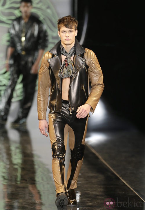 Cuero en la colección otoño/invierno 2013/2014 de Versace en la Semana de la Moda Masculina de Milán