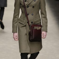 Abrigo color oliva de Burberry en la Semana de la Moda Masculina de Milán otoño/invierno 2013/2014