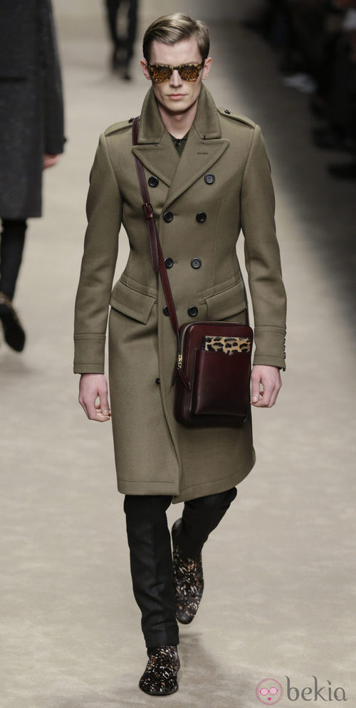 Abrigo color oliva de Burberry en la Semana de la Moda Masculina de Milán otoño/invierno 2013/2014
