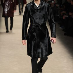 Trench negro brillante de Burberry en la Semana de la Moda Masculina de Milán otoño/invierno 2013/2014