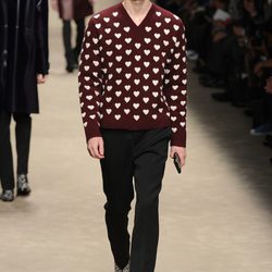 Jersey de punto gordo con corazones de Burberry en la Semana de la Moda Masculina de Milán otoño/invierno 2013/2014