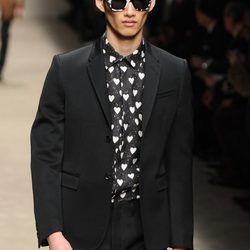Camisa negra con corazones de Burberry en la Semana de la Moda Masculina de Milán otoño/invierno 2013/2014