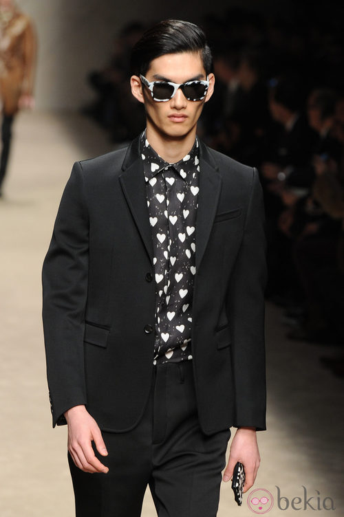 Camisa negra con corazones de Burberry en la Semana de la Moda Masculina de Milán otoño/invierno 2013/2014