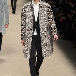 Abrigo con estampado de leopardo de Burberry en la Semana de la Moda Masculina de Milán otoño/invierno 2013/2014