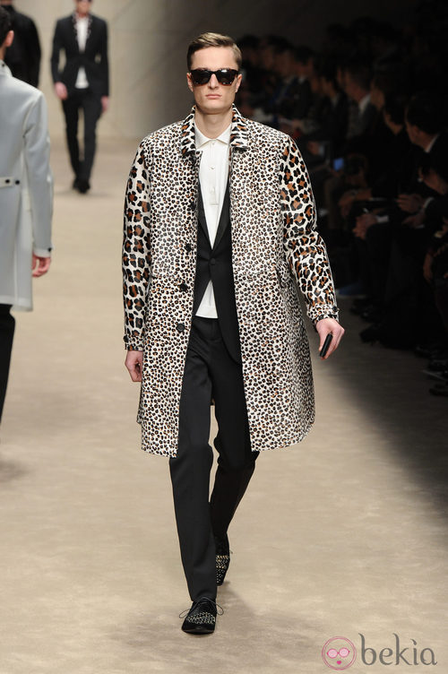 Abrigo con estampado de leopardo de Burberry en la Semana de la Moda Masculina de Milán otoño/invierno 2013/2014