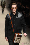 Cazadora negra con hombreras de cuero de Burberry en la Semana de la Moda Masculina de Milán otoño/invierno 2013/2014