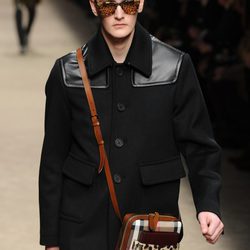 Cazadora negra con hombreras de cuero de Burberry en la Semana de la Moda Masculina de Milán otoño/invierno 2013/2014