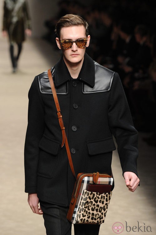 Cazadora negra con hombreras de cuero de Burberry en la Semana de la Moda Masculina de Milán otoño/invierno 2013/2014