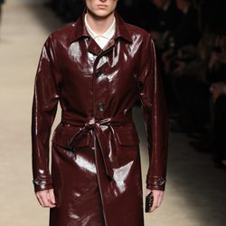 Gabardina granate con brillo de Burberry en la Semana de la Moda Masculina de Milán otoño/invierno 2013/2014