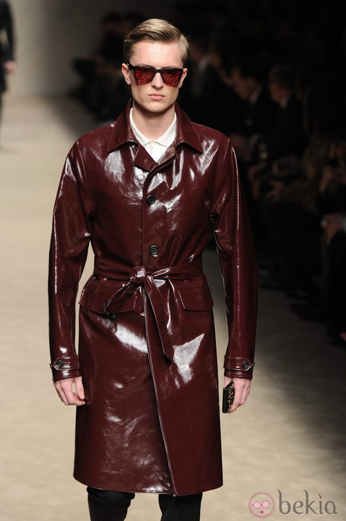 Gabardina granate con brillo de Burberry en la Semana de la Moda Masculina de Milán otoño/invierno 2013/2014