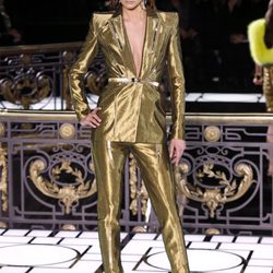 Traje dorado de la colección primavera/verano 2013 de Versace en la Semana de la Alta Costura de París