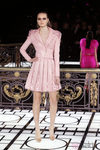 Traje rosa de la colección primavera/verano 2013 de Versace en la Semana de la Alta Costura de París
