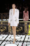 Abrigo blanco de la colección primavera/verano 2013 de Versace en la Semana de la Alta Costura de París