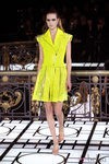 Vestido amarillo flúor de la colección primavera/verano 2013 de Versace en la Semana de la Alta Costura de París