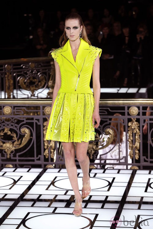 Vestido amarillo flúor de la colección primavera/verano 2013 de Versace en la Semana de la Alta Costura de París