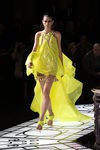 Vestido amarillo de la colección primavera/verano 2013 de Versace en la Semana de la Alta Costura de París