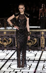 Vestido negro largo de la colección primavera/verano 2013 de Versace en la Semana de la Alta Costura de París