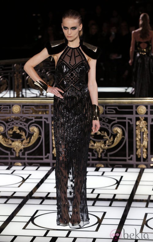 Vestido negro largo de la colección primavera/verano 2013 de Versace en la Semana de la Alta Costura de París