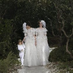 Vestidos de novia de la colección primavera/verano 2013 de Chanel en la Semana de la Alta Costura de París