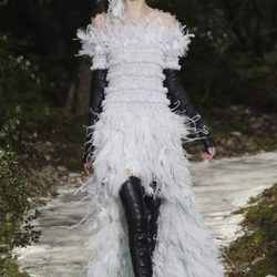 Vestido de plumas de la colección primavera/verano 2013 de Chanel en la Semana de la Alta Costura de París