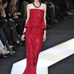 Modelo dos piezas de la colección primavera/verano 2013 de Armani en la Semana de la Alta Costura de París