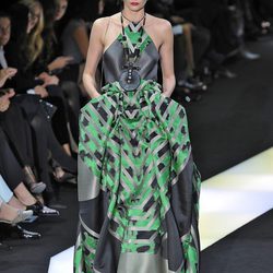 Vestido de estampado geométrico de la colección primavera/verano 2013 de Armani en la Semana de la Alta Costura de París