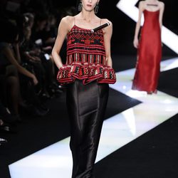 Camiseta étnica de la colección primavera/verano 2013 de Armani en la Semana de la Alta Costura de París