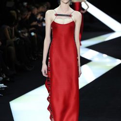 Vestido rojo de tirante fino de la colección primavera/verano 2013 de Armani en la Semana de la Alta Costura de París