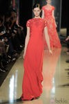Vestido rojo entallado de la colección primavera/verano 2013 de Elie Saab de la Semana de la Alta Costura de París