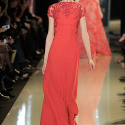Vestido rojo entallado de la colección primavera/verano 2013 de Elie Saab de la Semana de la Alta Costura de París