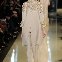 Traje en color crema de la colección primavera/verano 2013 de Elie Saab de la Semana de la Alta Costura de París