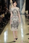 Vestido crema con detalles en negro de la colección primavera/verano 2013 de Elie Saab de la Semana de la Alta Costura de París