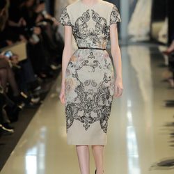 Vestido crema con detalles en negro de la colección primavera/verano 2013 de Elie Saab de la Semana de la Alta Costura de París
