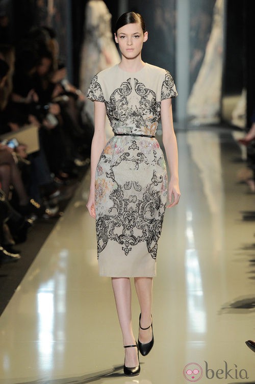Vestido crema con detalles en negro de la colección primavera/verano 2013 de Elie Saab de la Semana de la Alta Costura de París