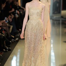 Vestido crema de palabra de honor de la colección primavera/verano 2013 de Elie Saab de la Semana de la Alta Costura de París