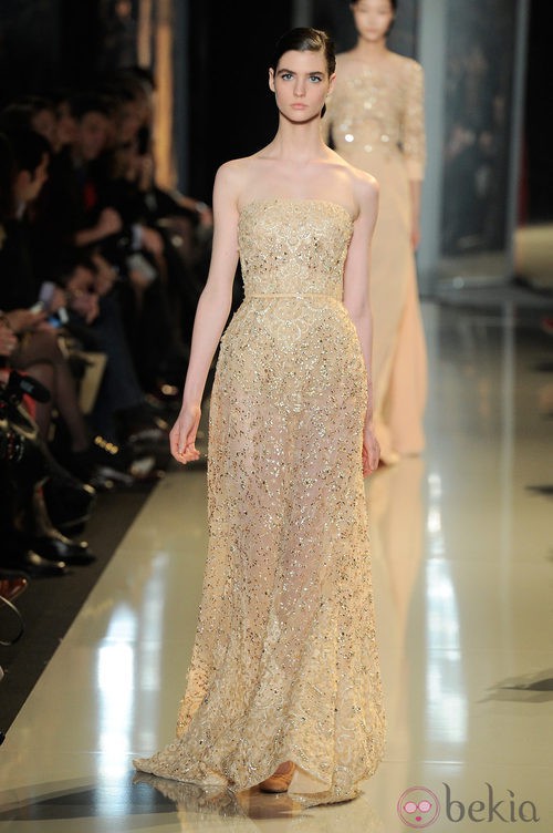 Vestido crema de palabra de honor de la colección primavera/verano 2013 de Elie Saab de la Semana de la Alta Costura de París