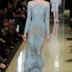 Vestido azul entallado de la colección primavera/verano 2013 de Elie Saab de la Semana de la Alta Costura de París