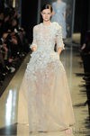 Vestido blanco con transparencias de la colección primavera/verano 2013 de Elie Saab de la Semana de la Alta Costura de París